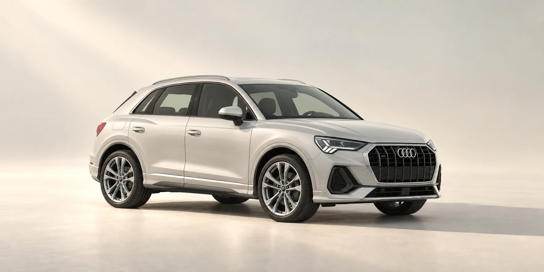 Gestileerd studiobeeld van een zilveren Audi Q3