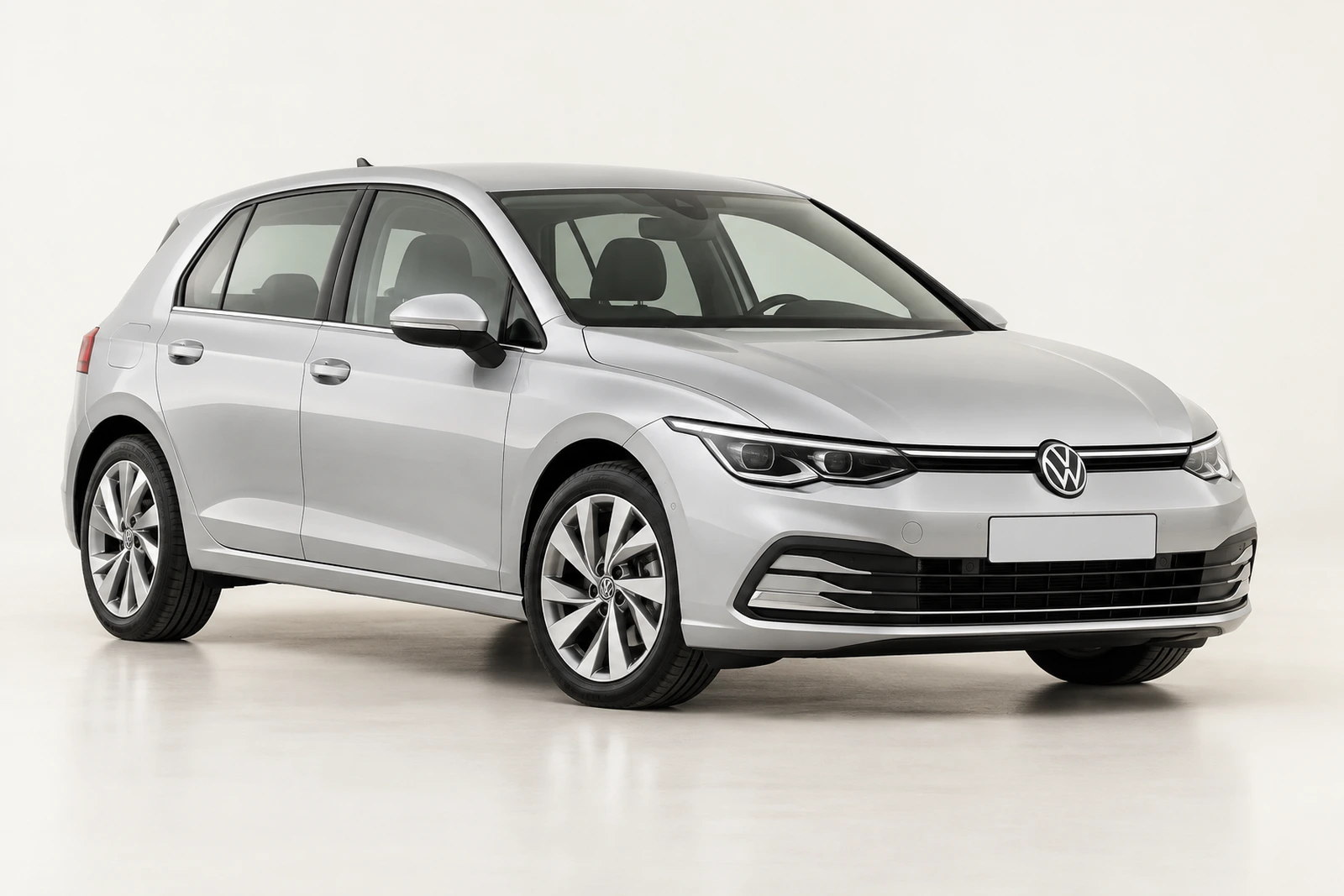 Gestileerd studiobeeld van een zilveren Volkswagen Golf