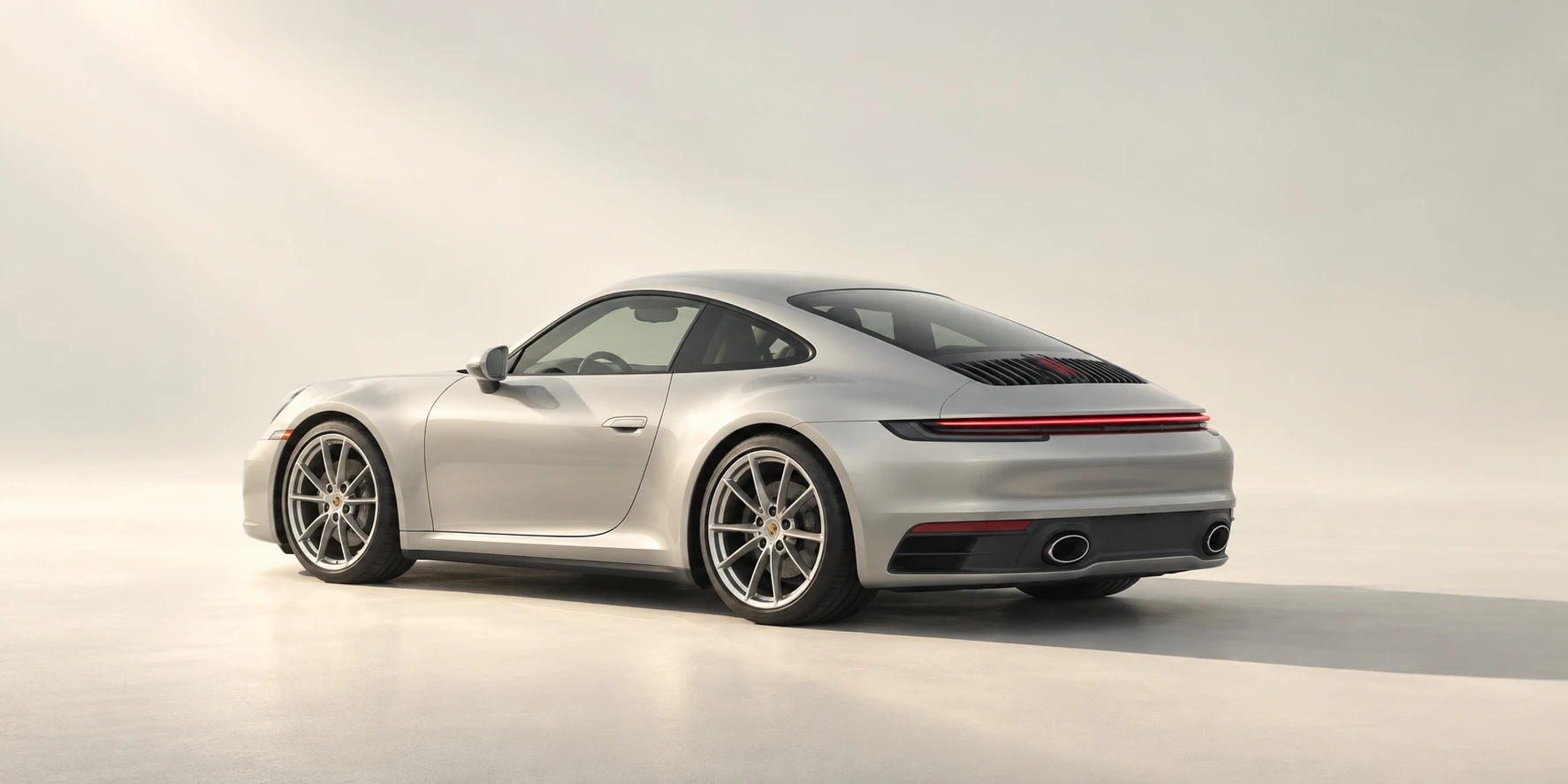 Gestileerd studiobeeld van een zilveren Porsche 911