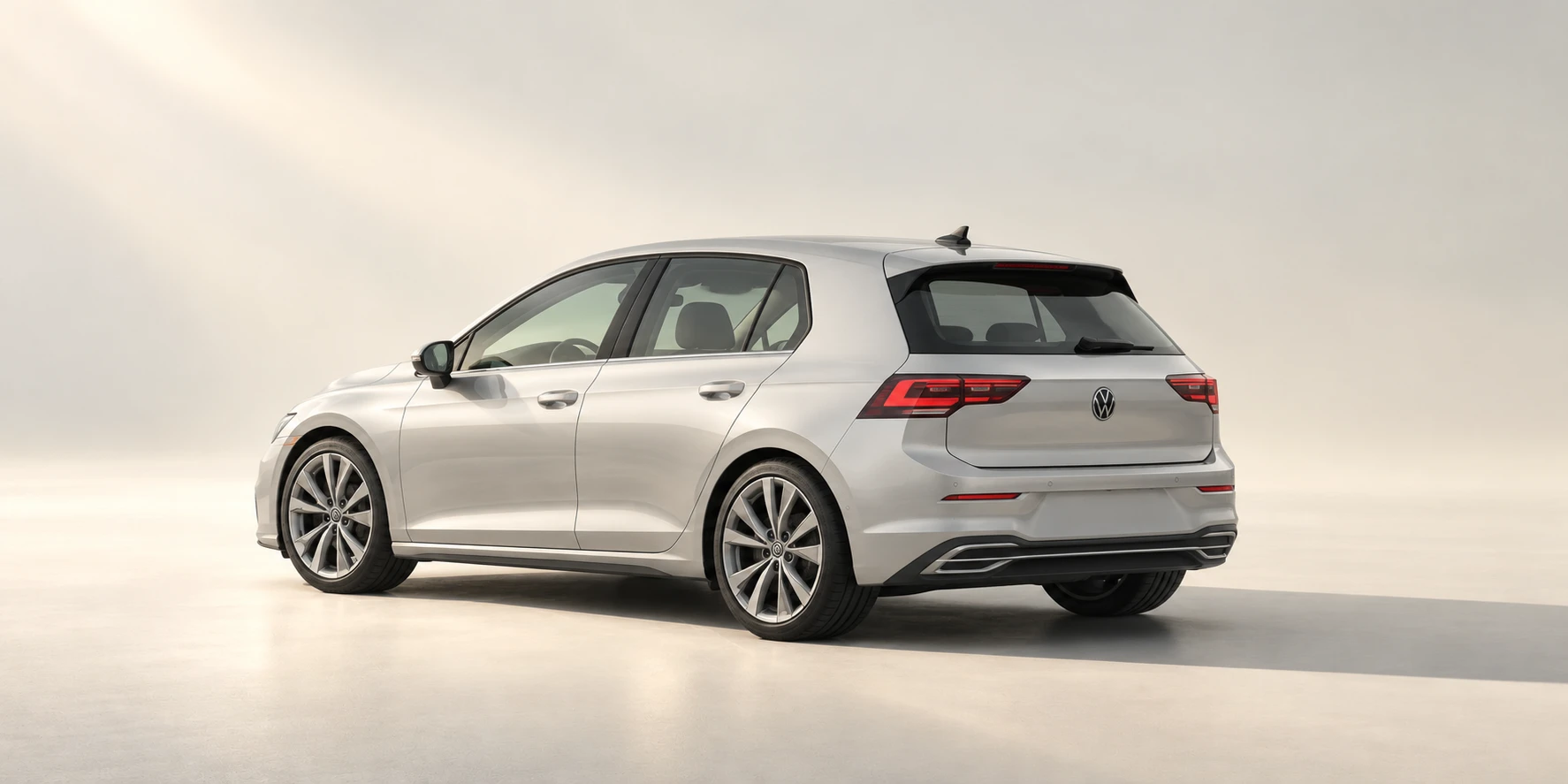 Gestileerd studiobeeld van een zilveren Volkswagen Golf